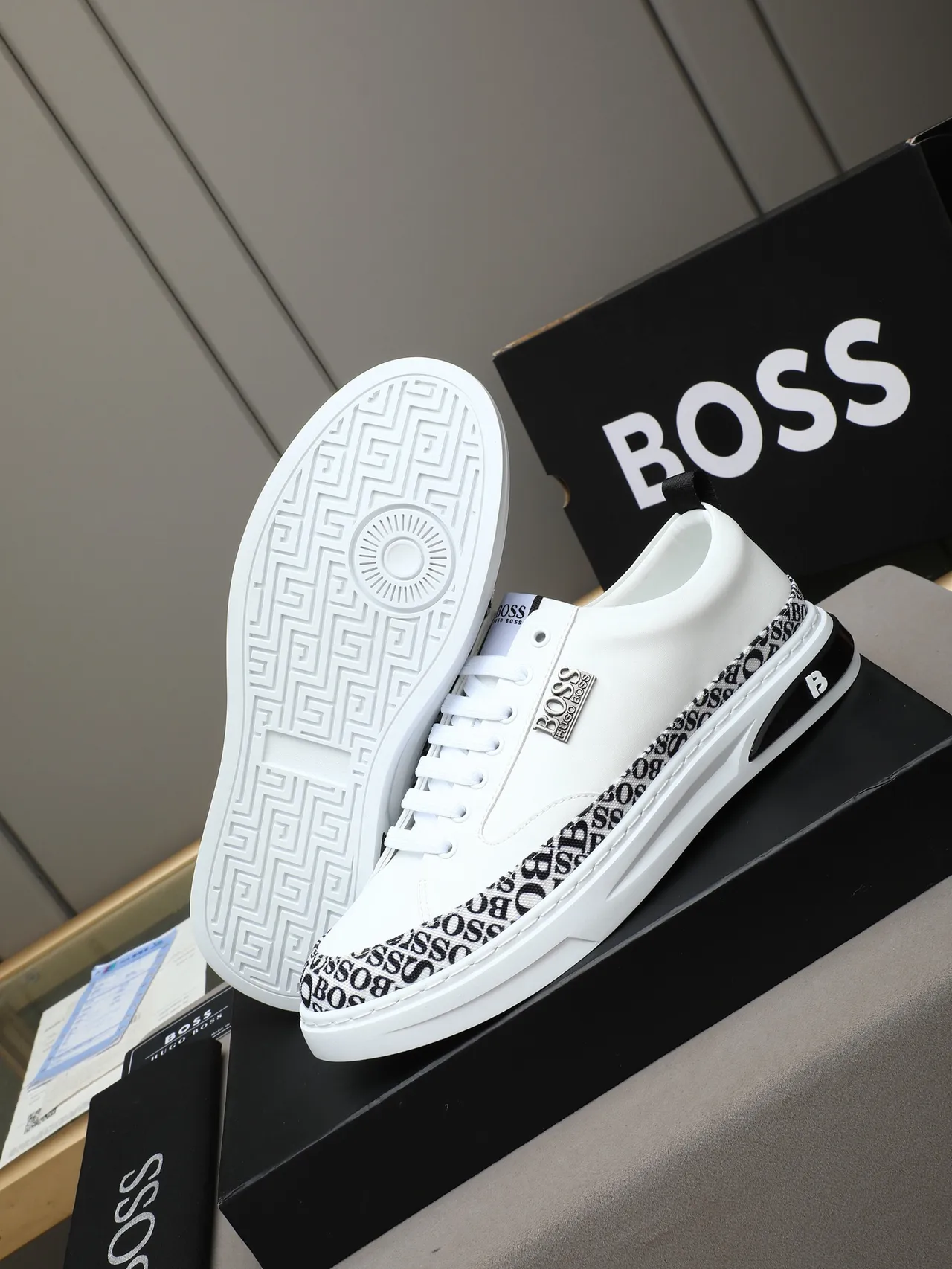Hugo Boss أبيض مونوغرام بان لايف ستايل سنيكرز 4