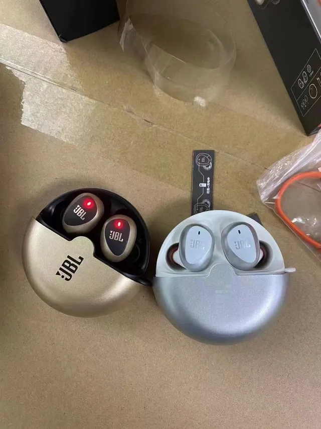 JBL C330TWS 银黑双色金属质感圆形充电盒 TWS 耳机 3