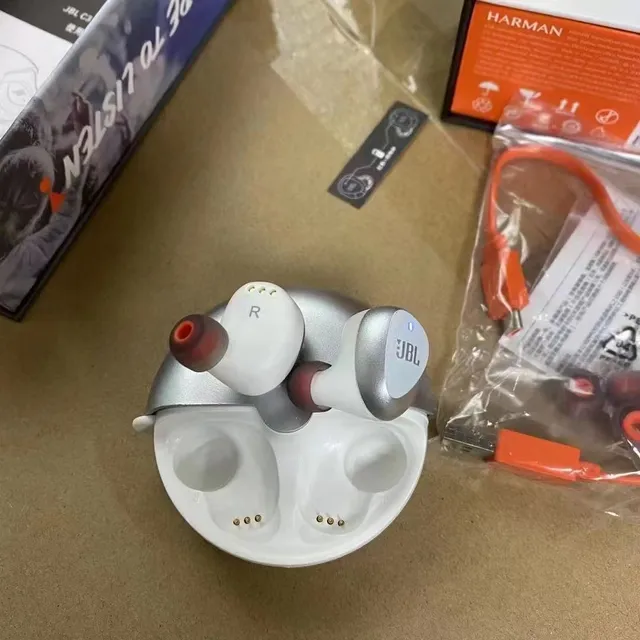 JBL C330TWS 银黑双色金属质感圆形充电盒 TWS 耳机 8