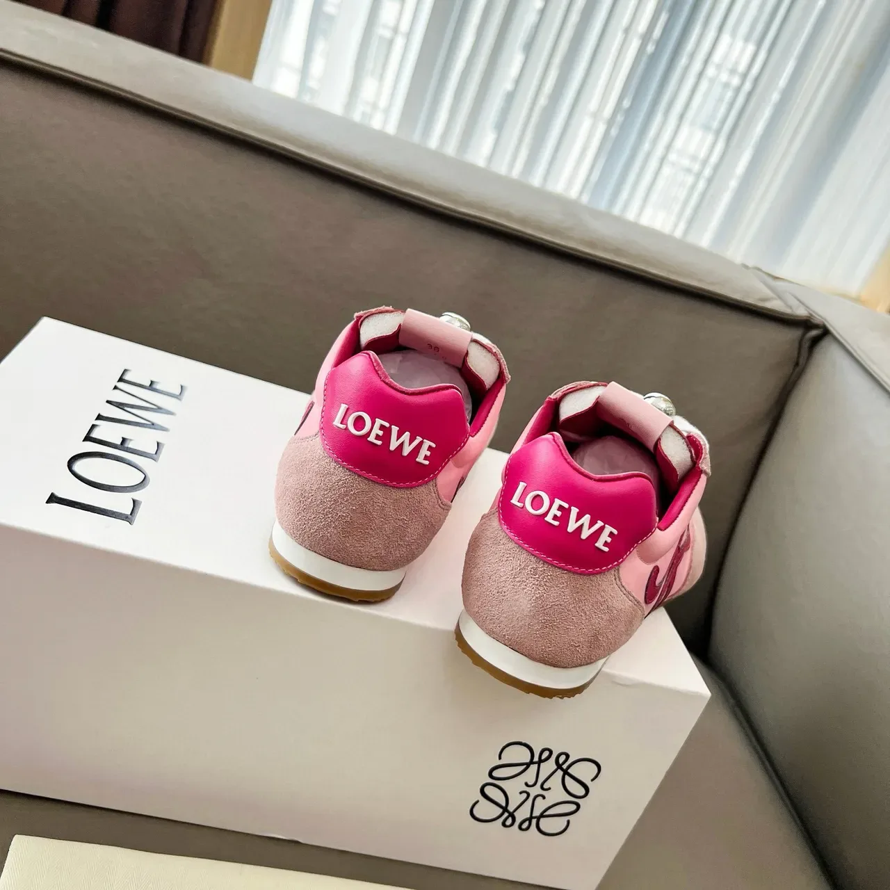Loewe Flow Runner وردي أناغراما لوجو حذاء أسلوب حياة 2