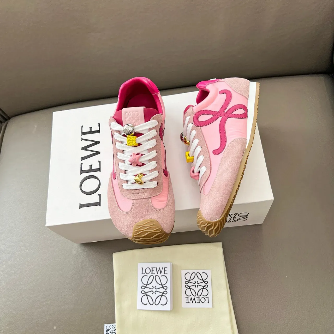 Loewe Flow Runner وردي أناغراما لوجو حذاء أسلوب حياة 4