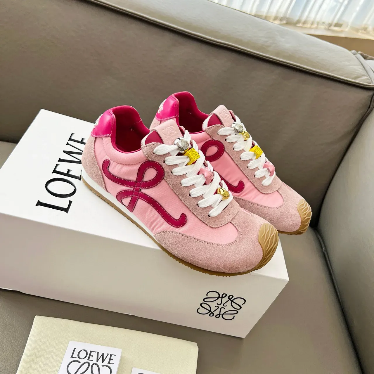 Loewe Flow Runner وردي أناغراما لوجو حذاء أسلوب حياة 8