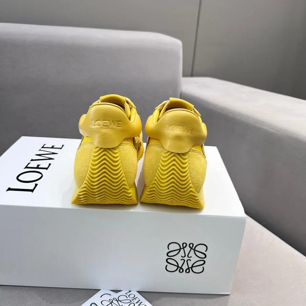 Loewe पीला एकरंगी सुड और चमड़े का पैनलिंग लाइफस्टाइल स्नीकर 2