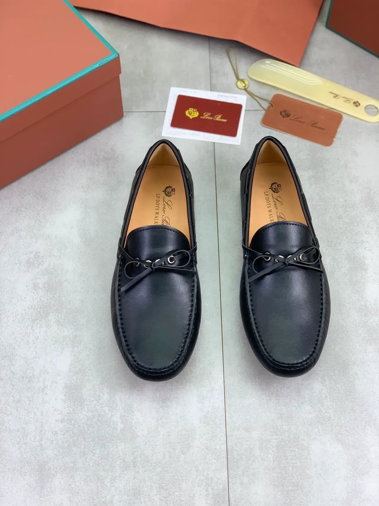 Loro Piana Mocassim Cuir Noir Œillets Nœud 4