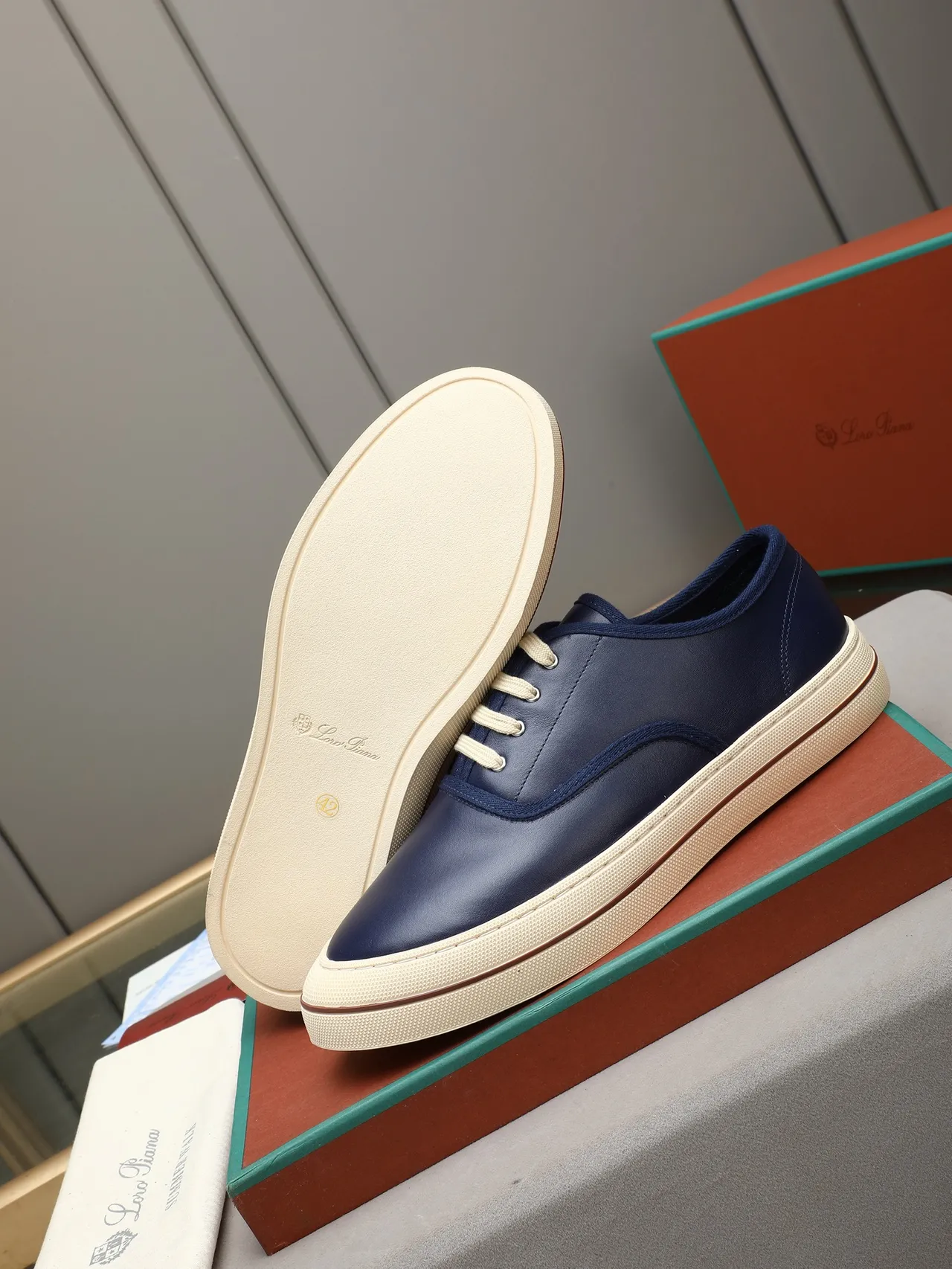 Loro Piana Chaussures Casual de Cuir Lisse Color Navy Beige avec Lacets Contrast Cream 4