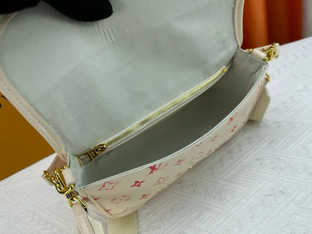 路易威登 Baguette 米色红 Monogram-Printed 翻盖顶部信使包 2