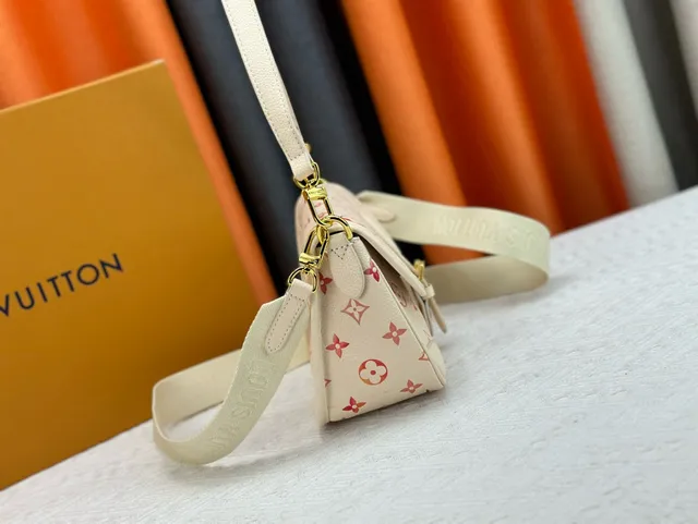 路易威登 Baguette 米色红 Monogram-Printed 翻盖顶部信使包 4