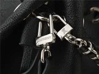 Louis Vuitton Sac seau à bandoulière en chaîne beige marron imprimé monogramme 5