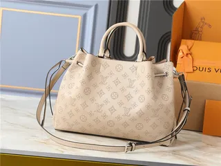 Louis Vuitton Sac seau à bandoulière en chaîne beige marron imprimé monogramme 17
