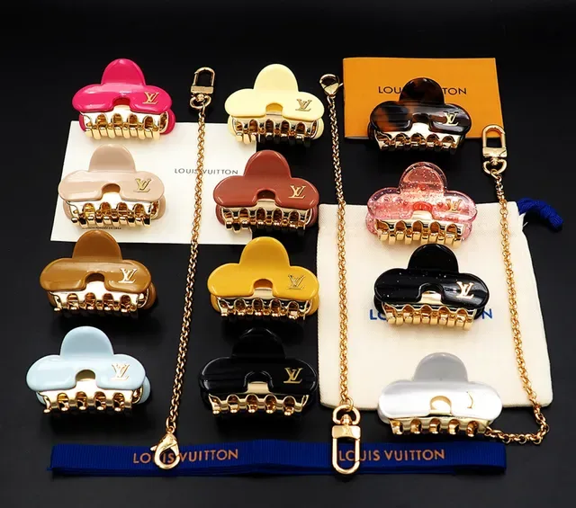 Louis Vuitton Joaillerie Résine et Métal Noir et Or Forme de Nuage 3