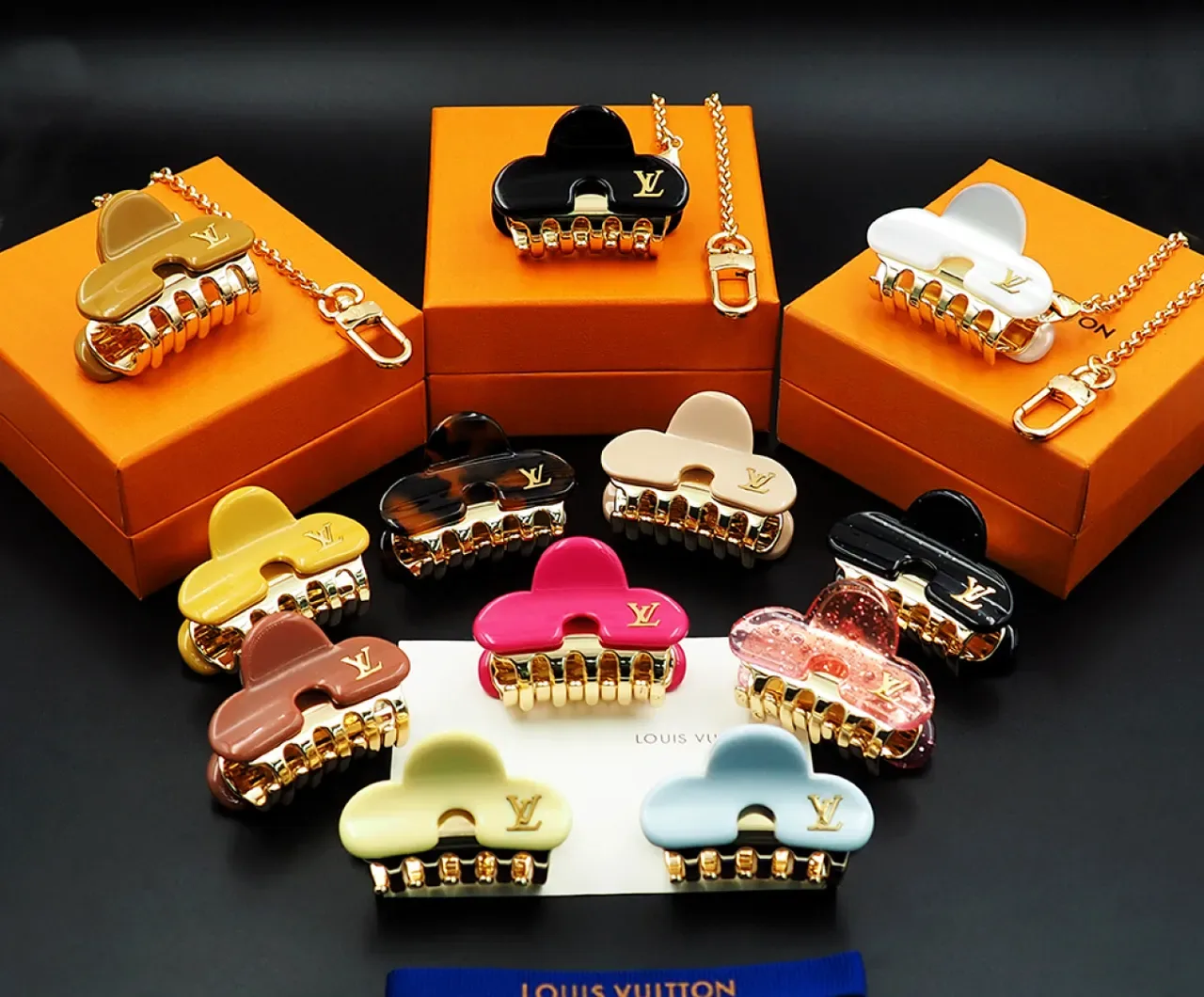 Louis Vuitton Joaillerie Résine et Métal Noir et Or Forme de Nuage 4