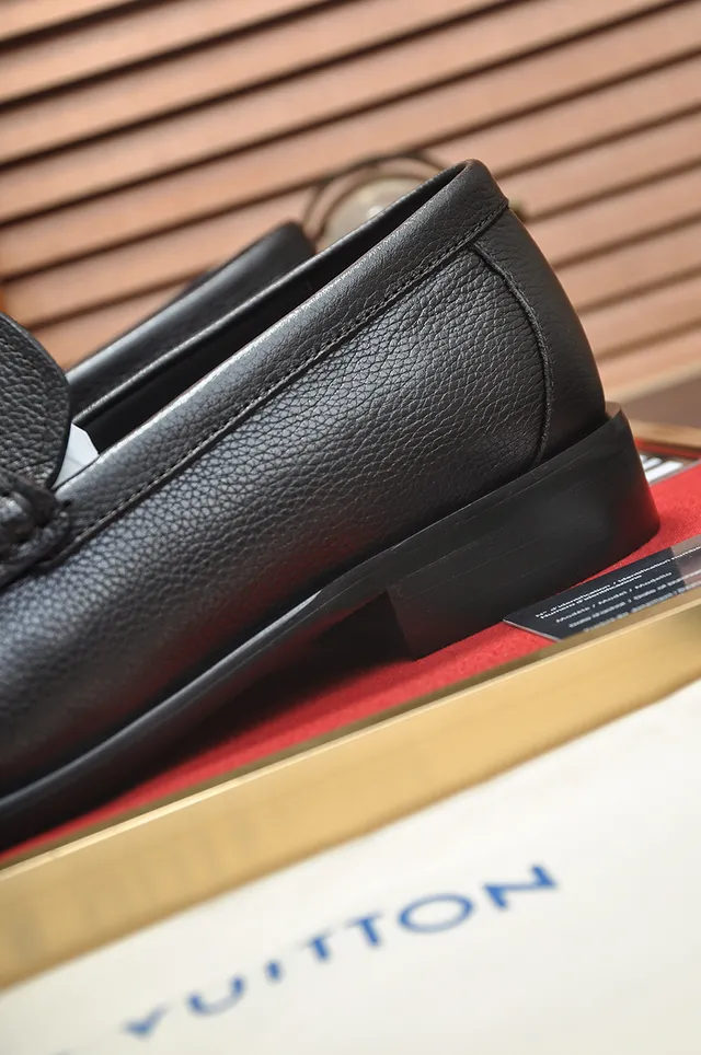 Louis Vuitton أسود ذهبي جلد مقشف معدني شعار LV أجهزة لوفر 2