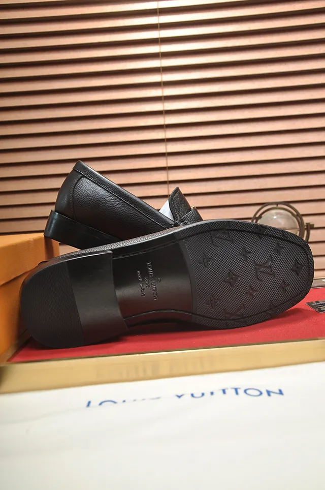 Louis Vuitton أسود ذهبي جلد مقشف معدني شعار LV أجهزة لوفر 3