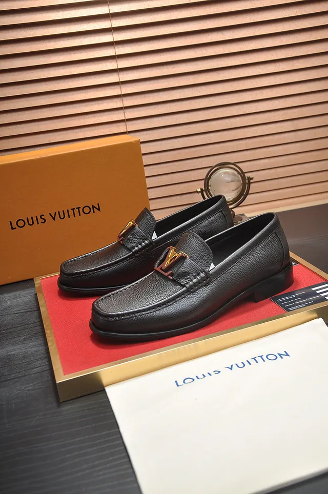 Louis Vuitton أسود ذهبي جلد مقشف معدني شعار LV أجهزة لوفر 4