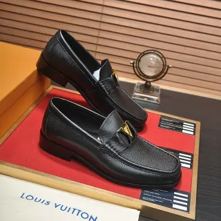 Louis Vuitton কালো সোনা দানাদার চামড়া ত্রিকোণীয় বাকল লোফার