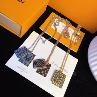 Louis Vuitton Colgante cuadrado negro y oro motivo monograma
