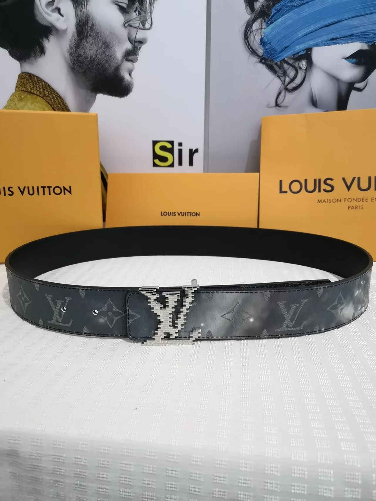 Louis Vuitton Preto Cinza Monogram-Coated Pixelated Metallic Buckle Cinto de couro 2