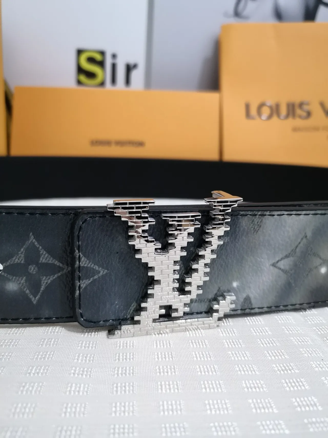 Louis Vuitton Preto Cinza Monogram-Coated Pixelated Metallic Buckle Cinto de couro 3