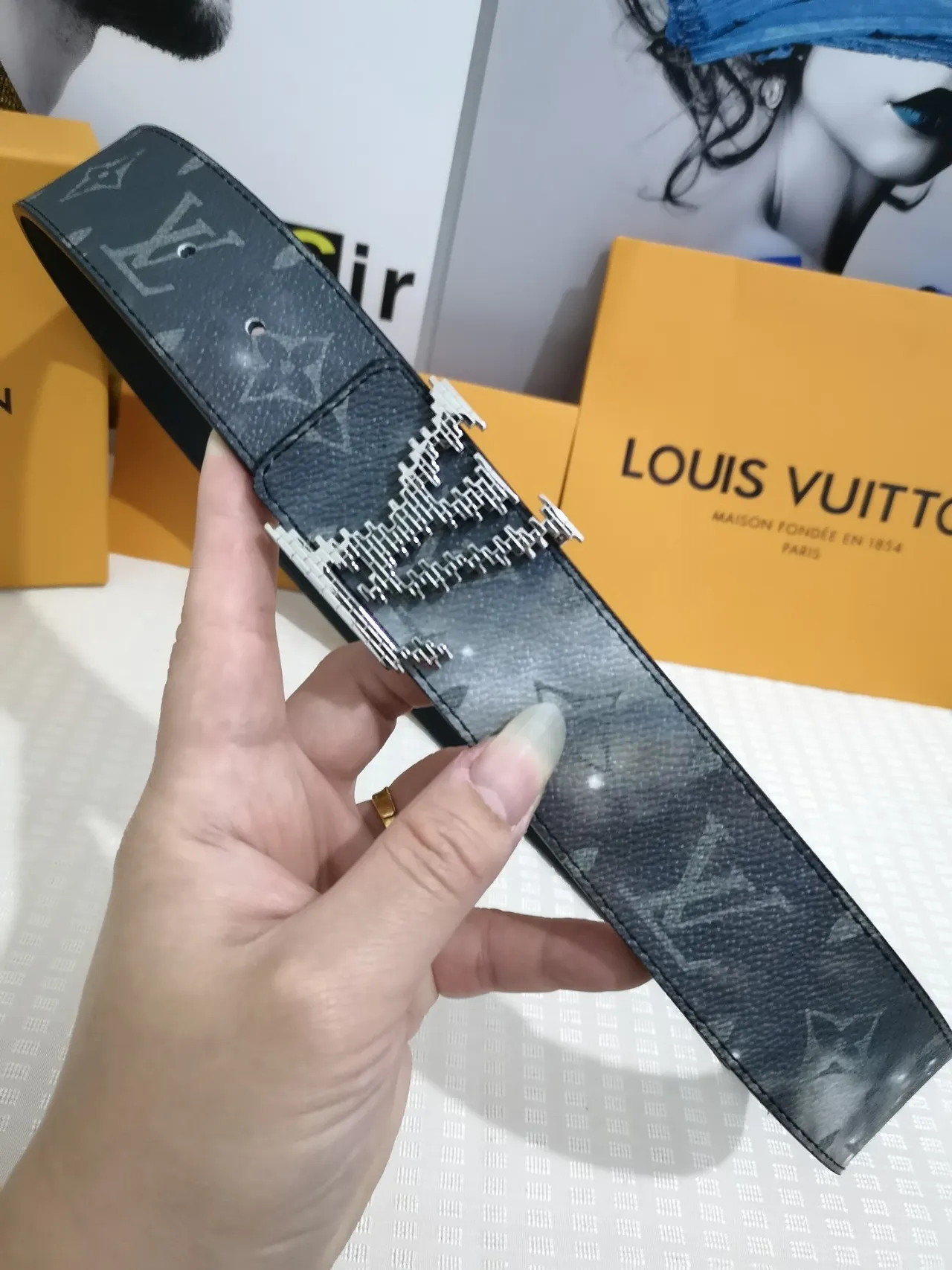 Louis Vuitton Preto Cinza Monogram-Coated Pixelated Metallic Buckle Cinto de couro 4