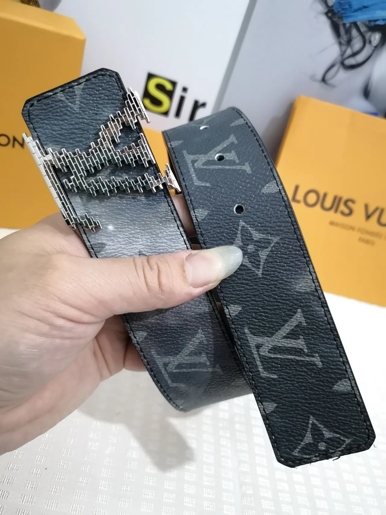 Louis Vuitton Preto Cinza Monogram-Coated Pixelated Metallic Buckle Cinto de couro 5