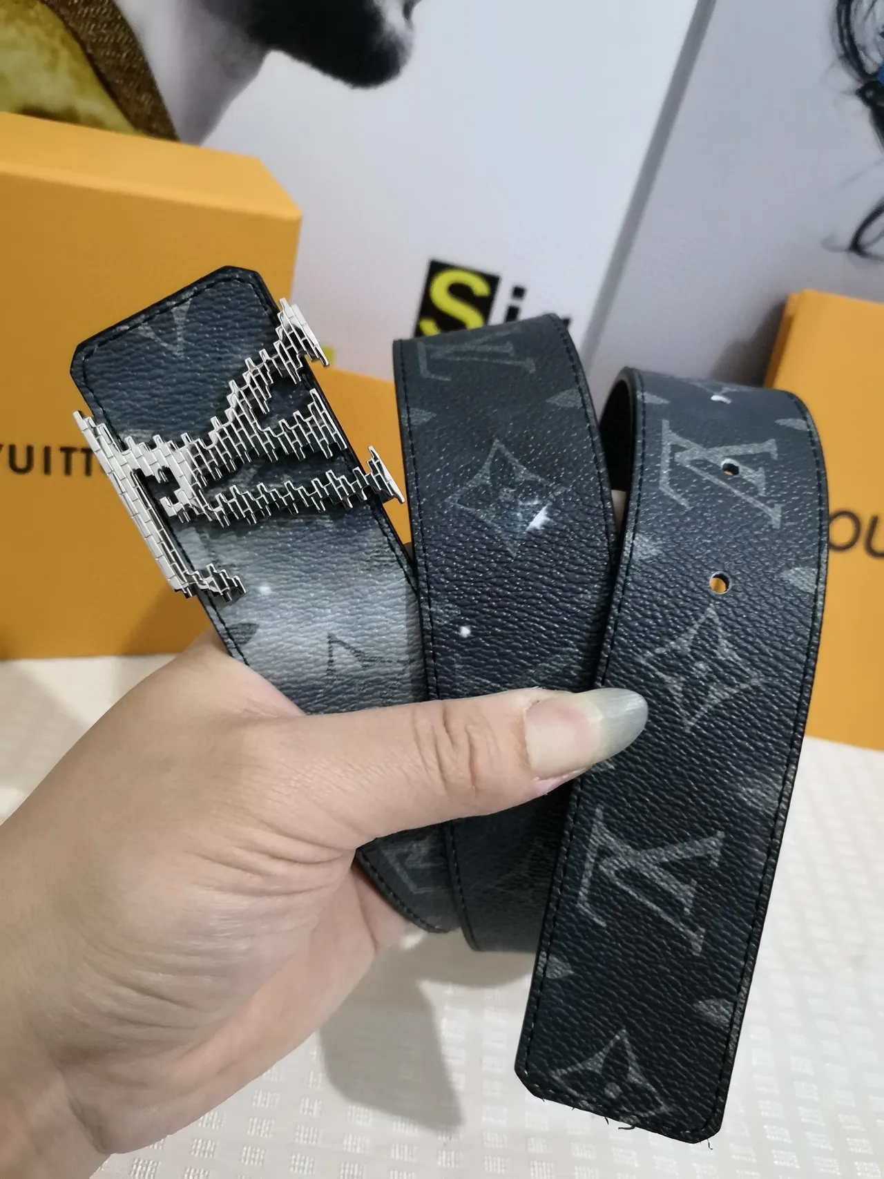 Louis Vuitton Preto Cinza Monogram-Coated Pixelated Metallic Buckle Cinto de couro 6