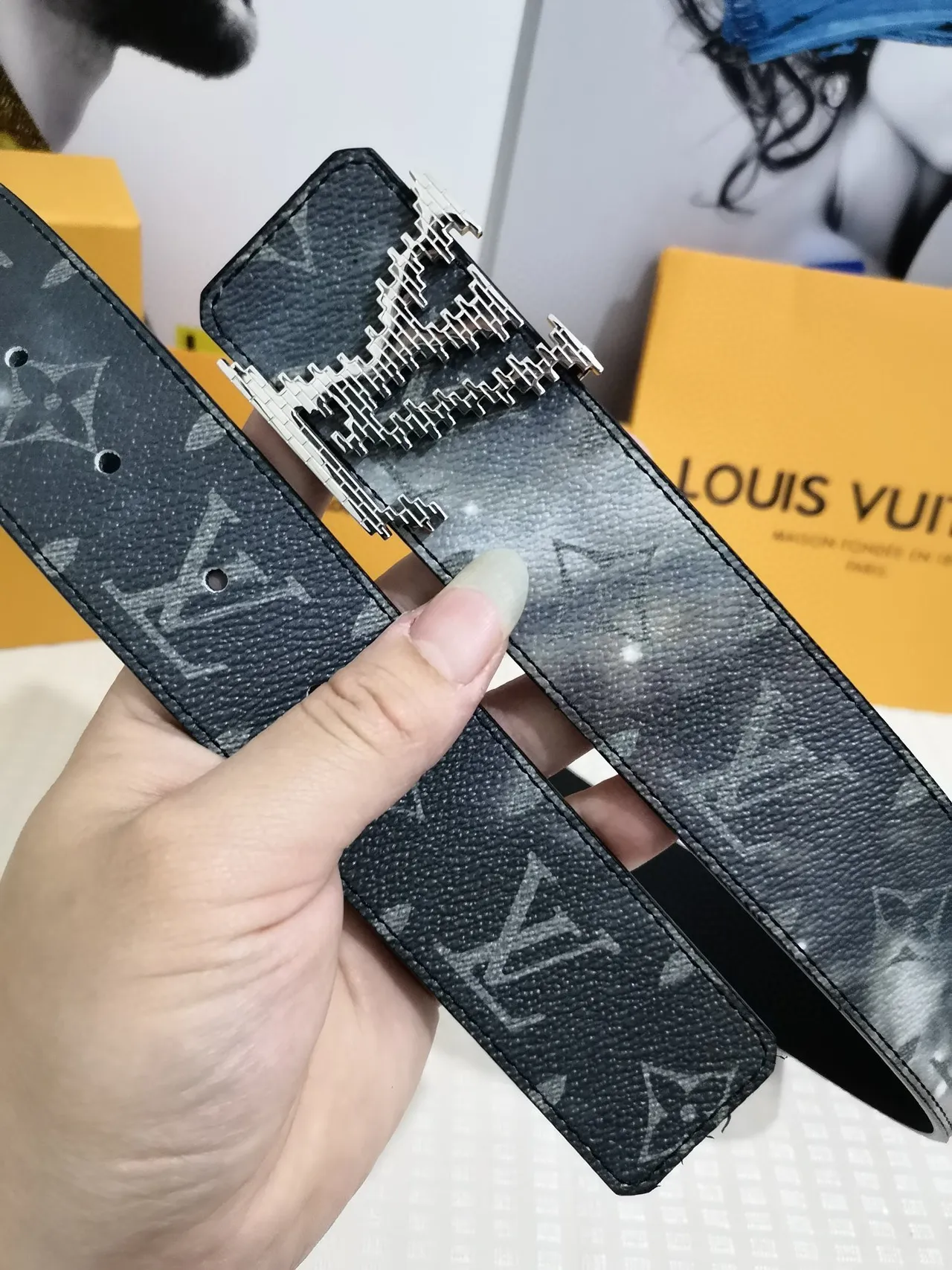 Louis Vuitton Preto Cinza Monogram-Coated Pixelated Metallic Buckle Cinto de couro 7