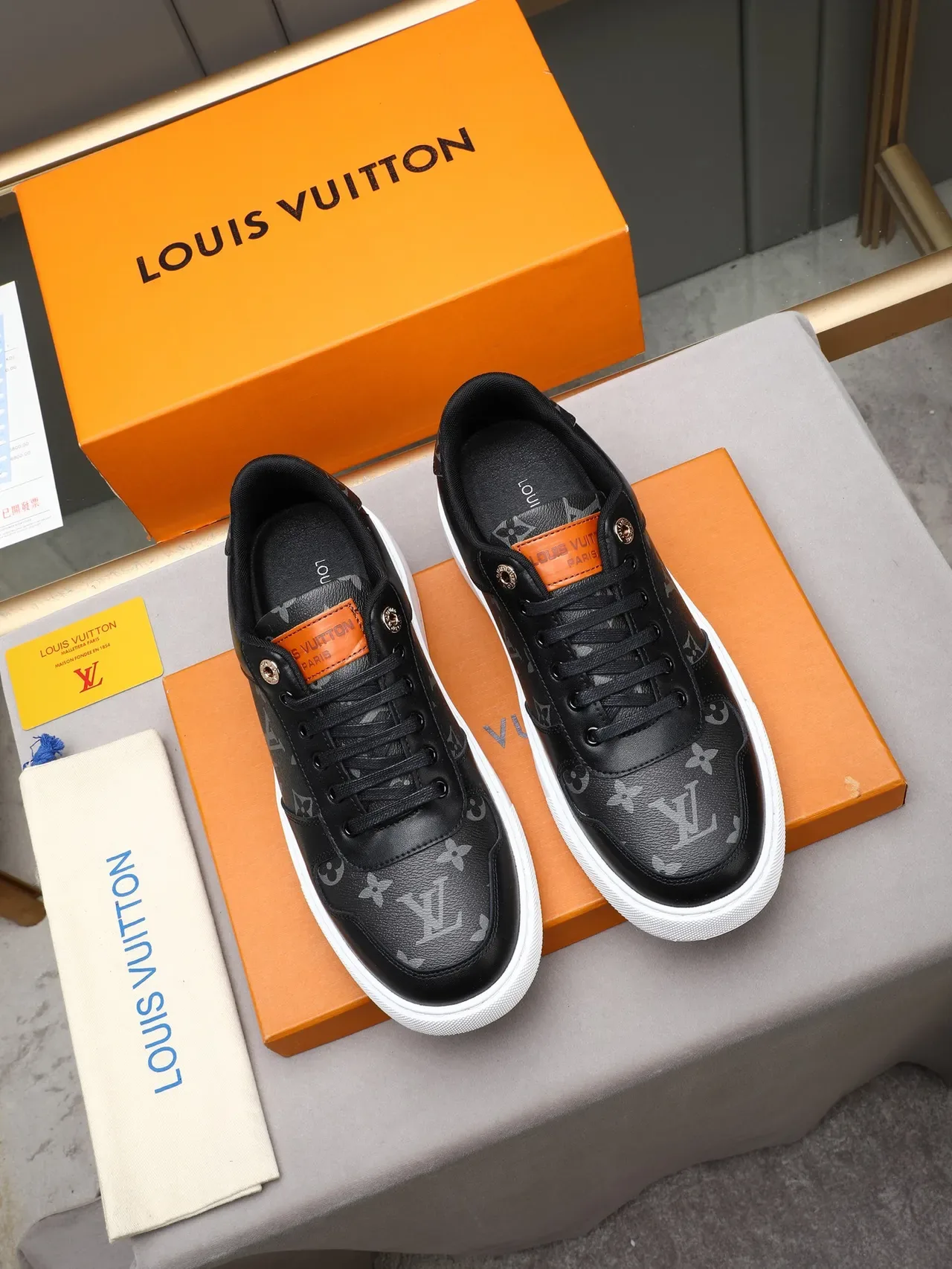 Louis Vuitton Noir Blanc Monogram Canvas Cuir Overlay Sneakers Lifestyle 2