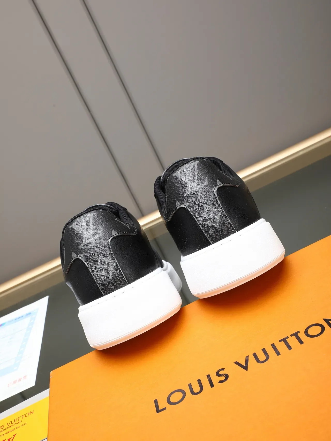 Louis Vuitton Noir Blanc Monogram Canvas Cuir Overlay Sneakers Lifestyle 3