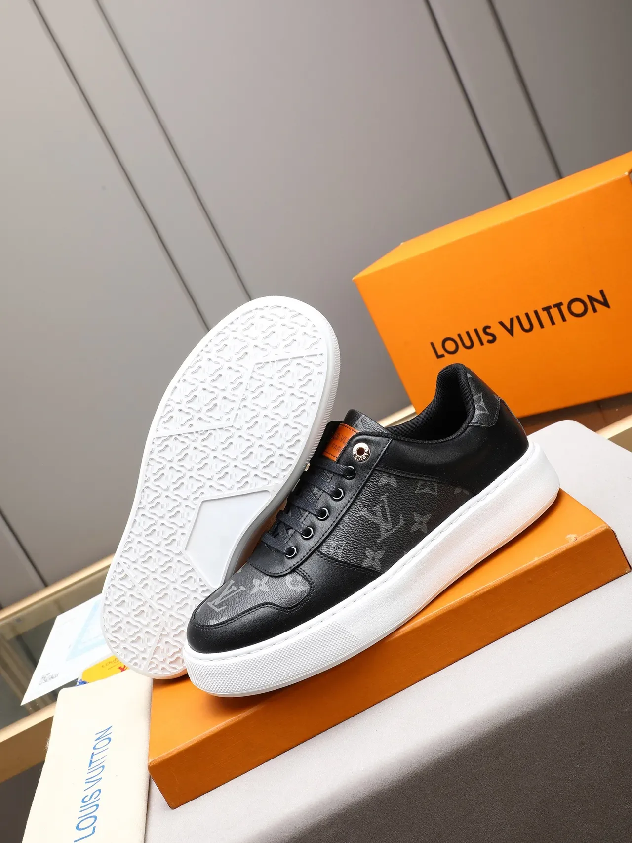 Louis Vuitton Noir Blanc Monogram Canvas Cuir Overlay Sneakers Lifestyle 4