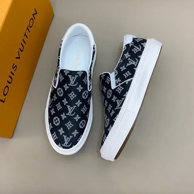 Louis Vuitton मोनोग्राम कैनवास ब्लैक एंड व्हाइट स्लिप-ऑन स्निकर्स 8
