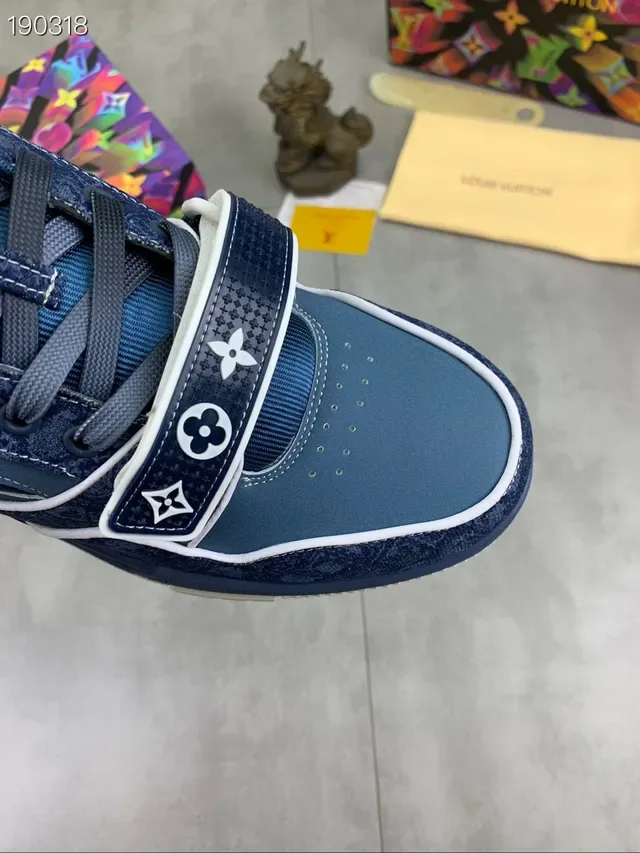 Louis Vuitton Sneakers Lifestyle Bleu Blanc avec Sangle Monogrammée Two-Tone sur la Tige 5
