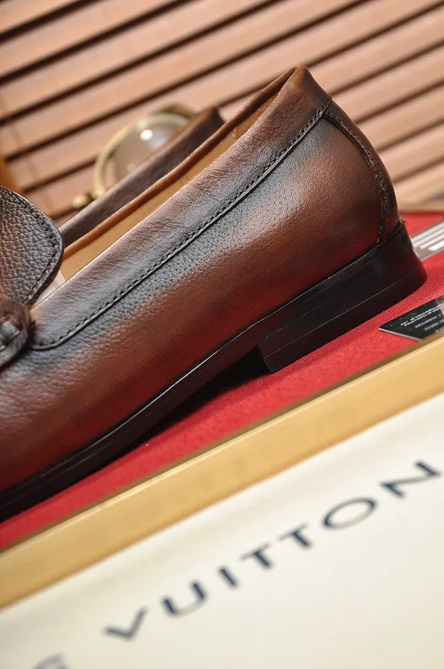 Louis Vuitton بني بيج جلد مقشر معدني LV مشبك مكاسين 3