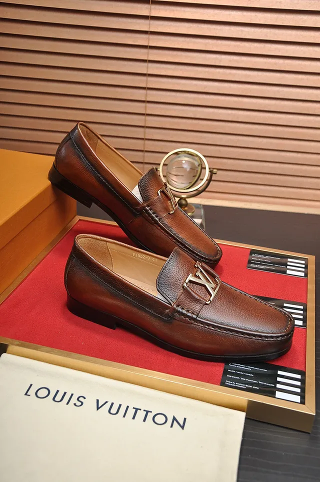 Louis Vuitton بني بيج جلد مقشر معدني LV مشبك مكاسين 5