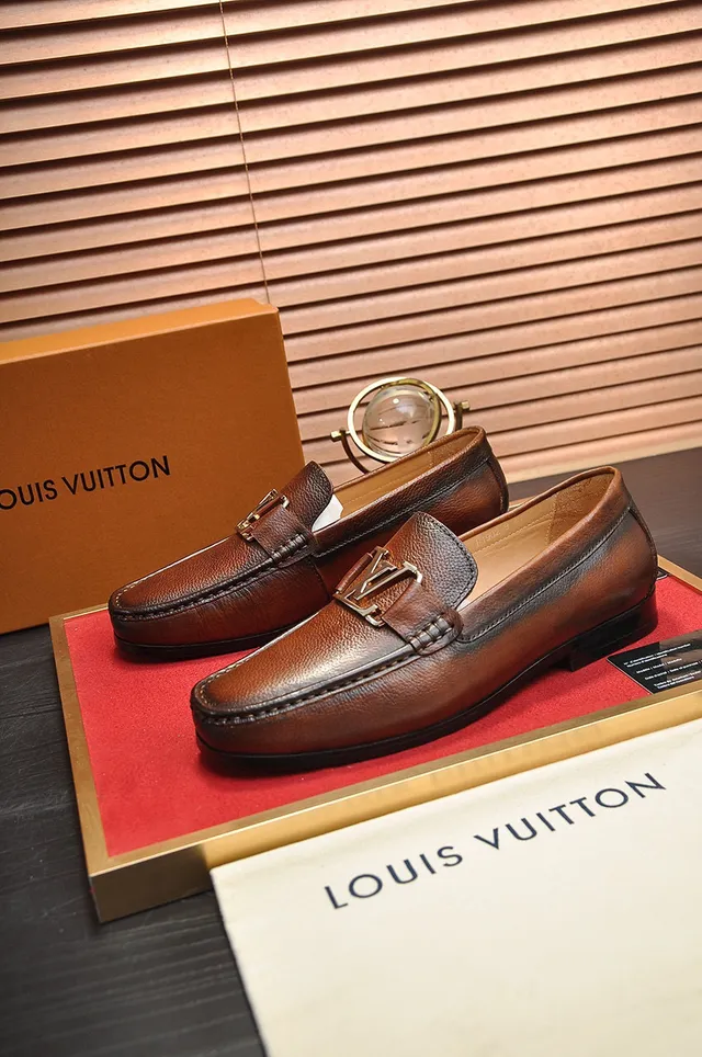 Louis Vuitton بني بيج جلد مقشر معدني LV مشبك مكاسين 8