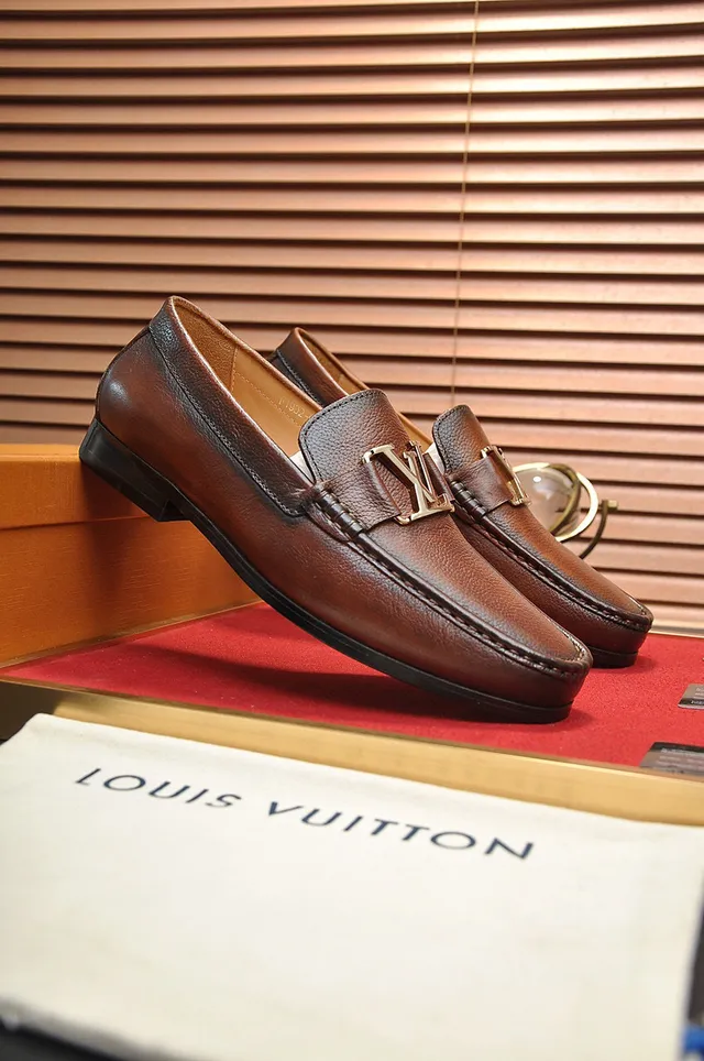 Louis Vuitton بني بيج جلد مقشر معدني LV مشبك مكاسين 9