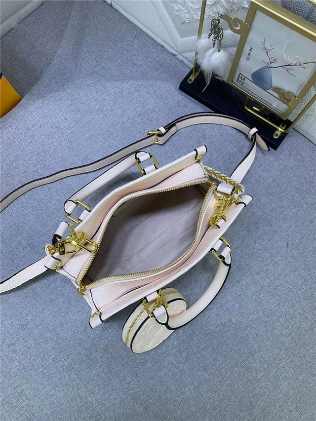 Louis Vuitton Capucines বেইজ সোনালি কাঠামোগত টপ-হ্যান্ডেল মোনোগ্রাম চামড়া হ্যান্ডব্যাগ 2