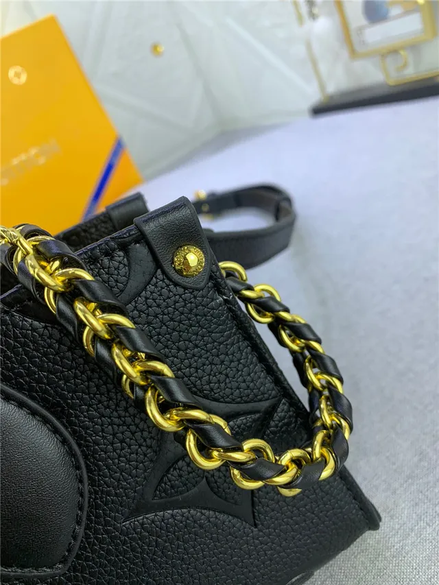 Louis Vuitton Capucines বেইজ সোনালি কাঠামোগত টপ-হ্যান্ডেল মোনোগ্রাম চামড়া হ্যান্ডব্যাগ 13