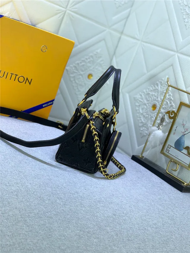 Louis Vuitton Capucines বেইজ সোনালি কাঠামোগত টপ-হ্যান্ডেল মোনোগ্রাম চামড়া হ্যান্ডব্যাগ 15