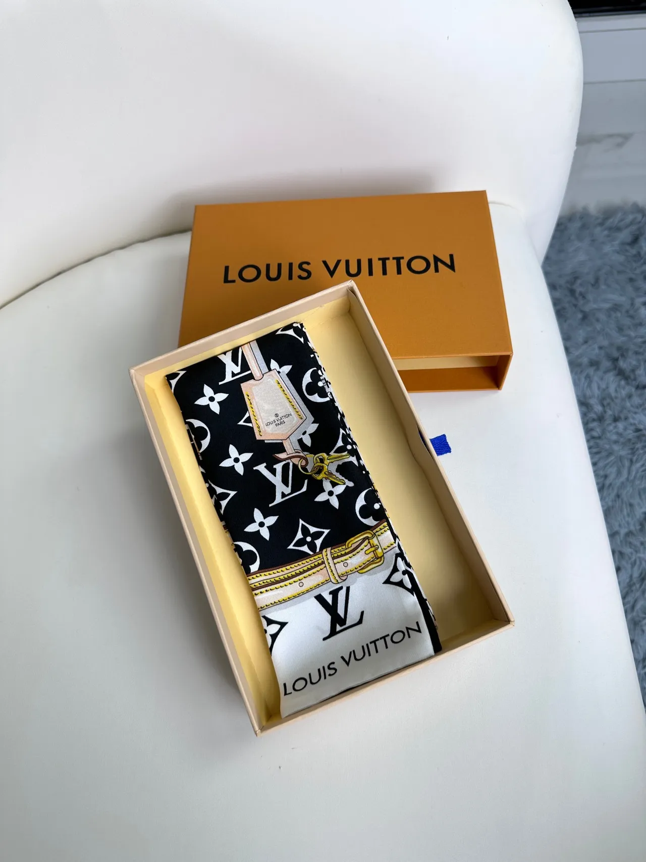 Louis Vuitton Bloqueo de Cadena Negro Amarillo Impresión Monograma Motivo Pañuelo de Seda 7