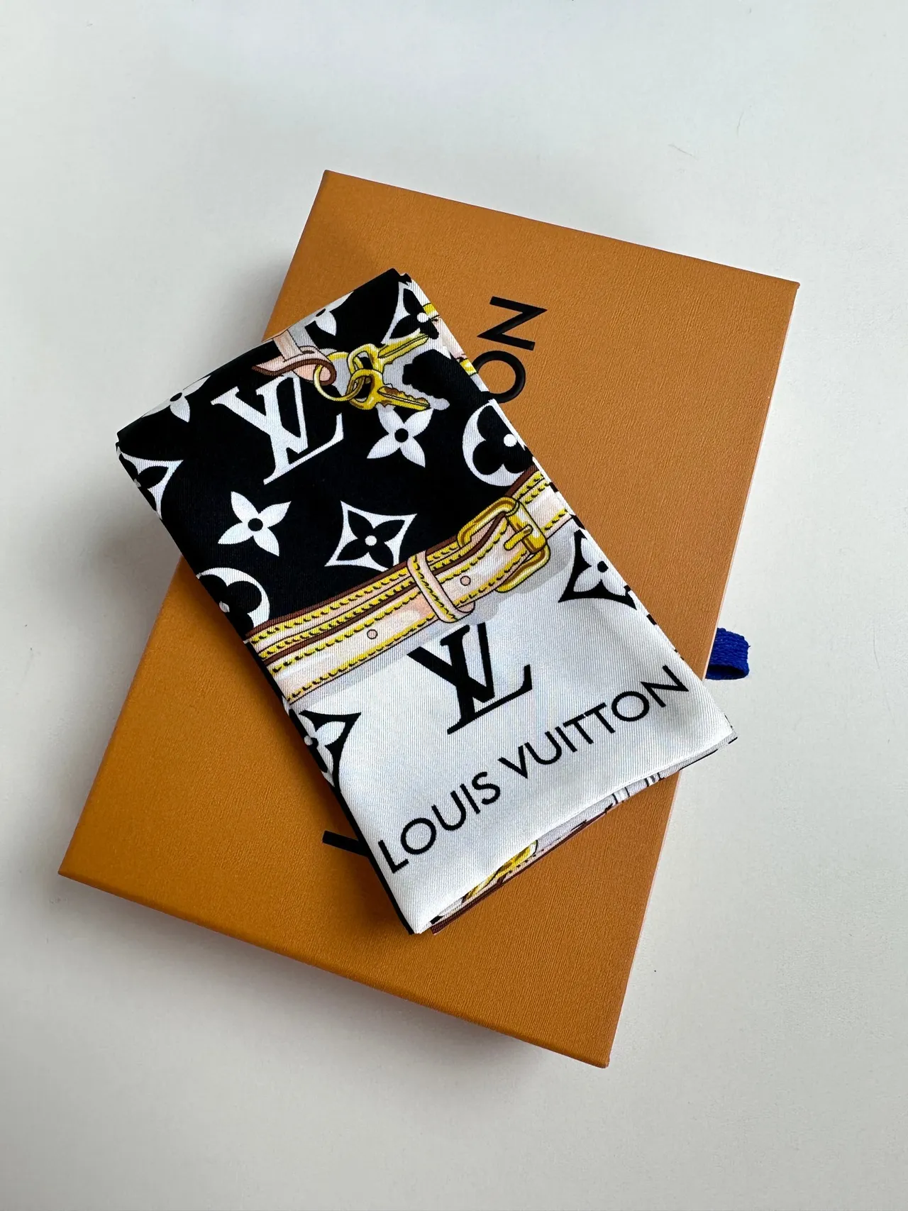 Louis Vuitton Bloqueo de Cadena Negro Amarillo Impresión Monograma Motivo Pañuelo de Seda 8