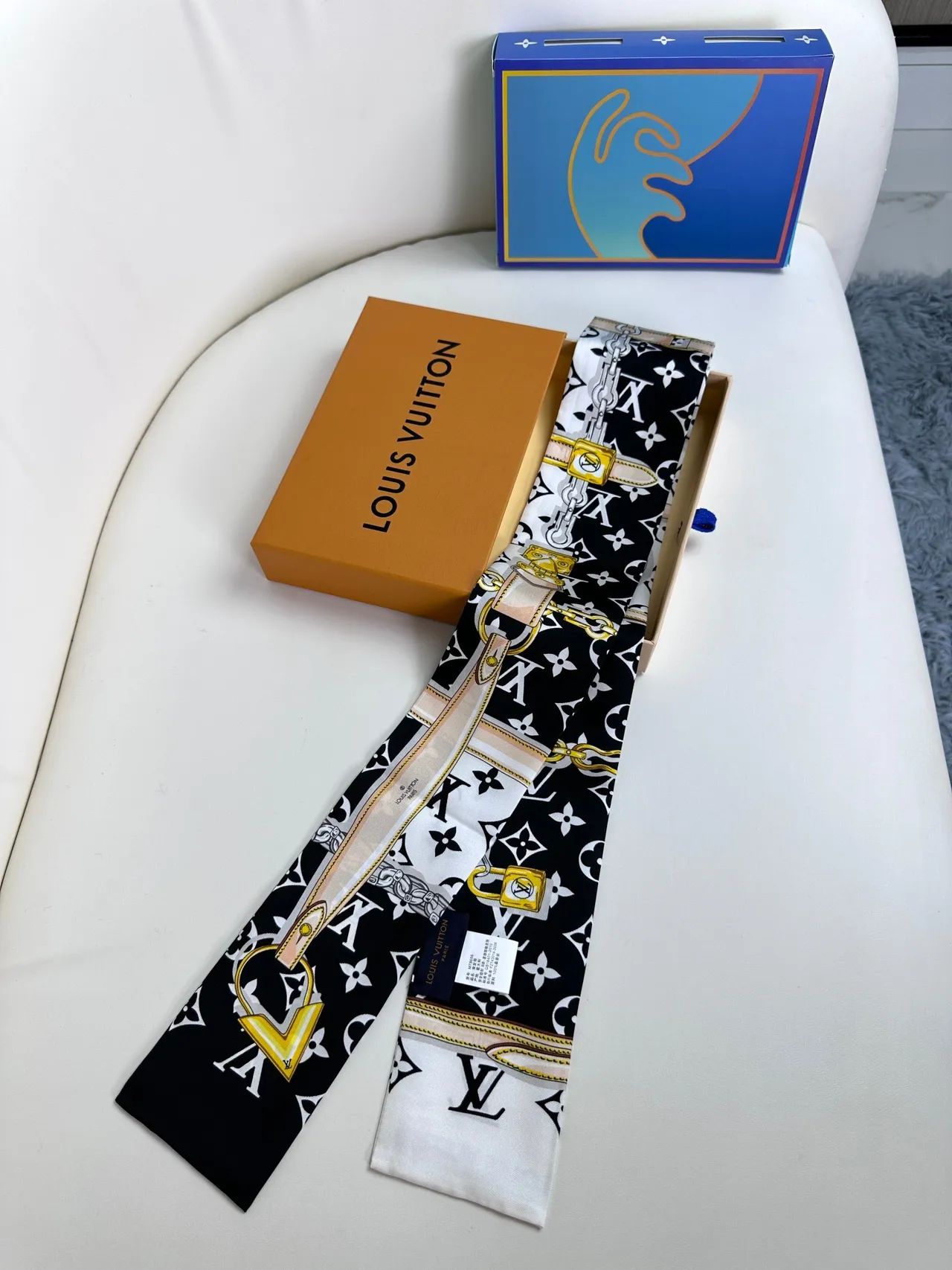 Louis Vuitton Bloqueo de Cadena Negro Amarillo Impresión Monograma Motivo Pañuelo de Seda 9