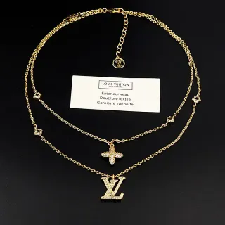 Colar Louis Vuitton dupla camada tom dourado cristais pavé LV e cruz