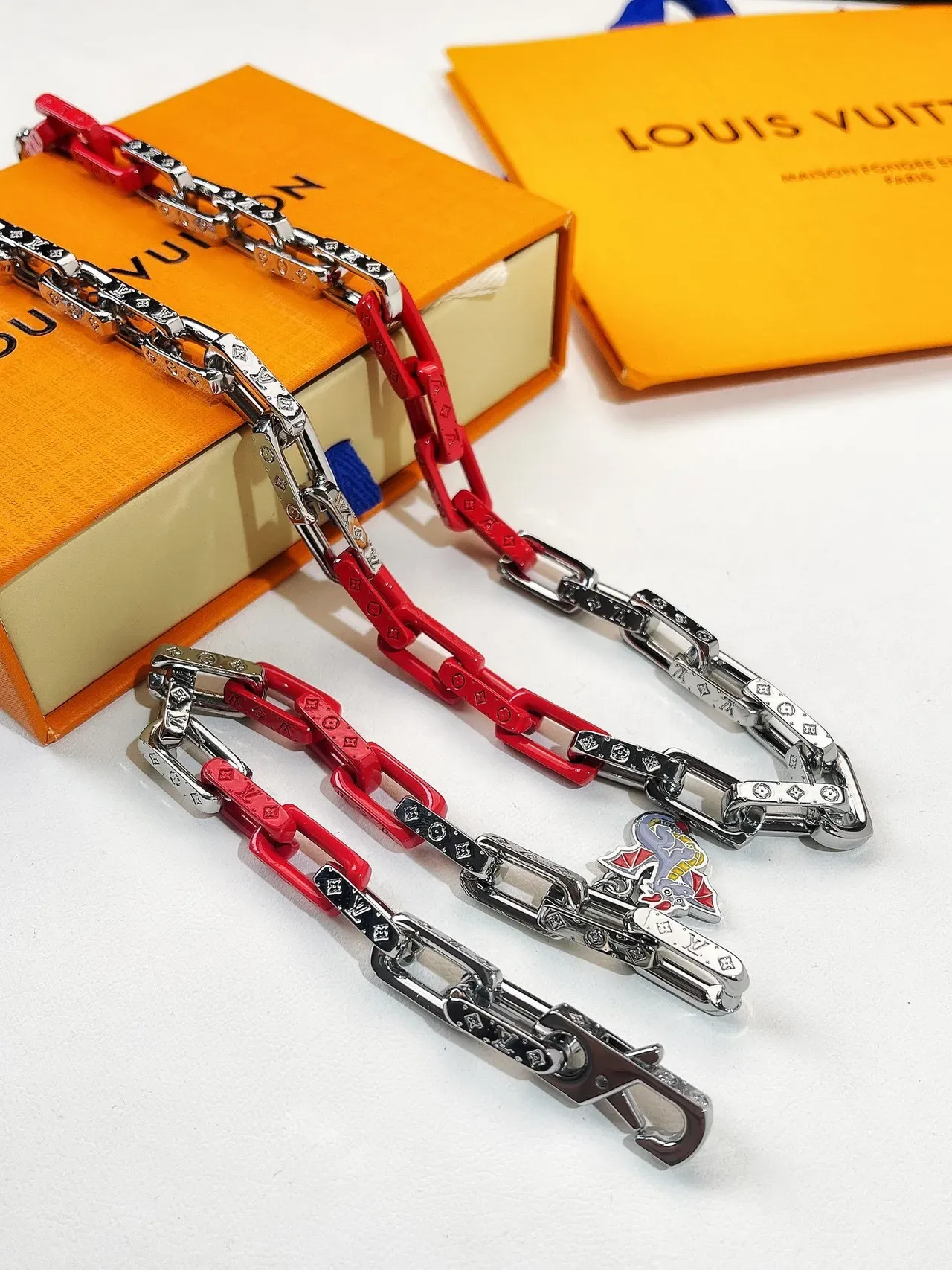 Bracelete de Corrente Louis Vuitton Dragon Charm Vermelho Prata Esmaltado 2