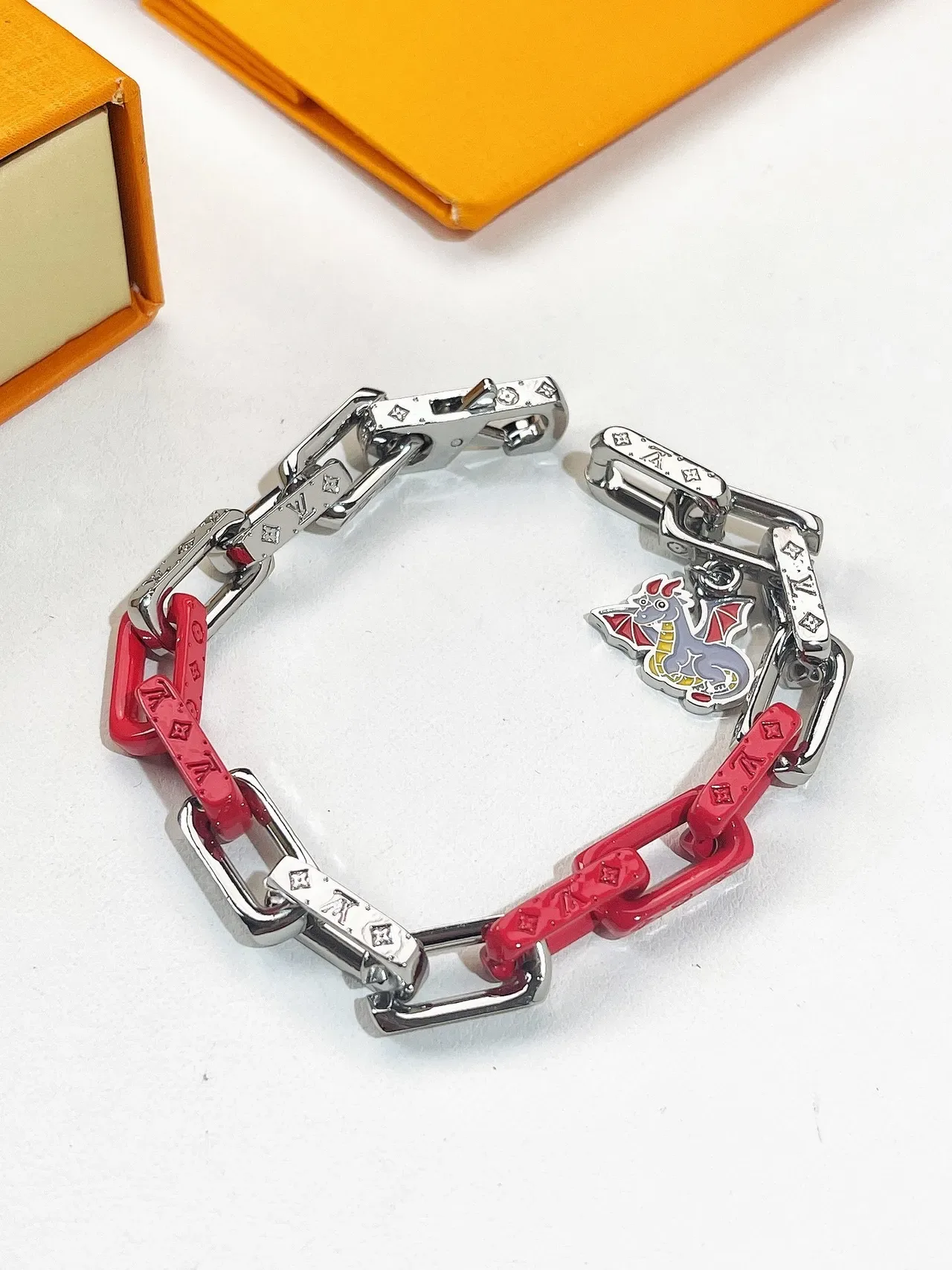 Bracelete de Corrente Louis Vuitton Dragon Charm Vermelho Prata Esmaltado 3