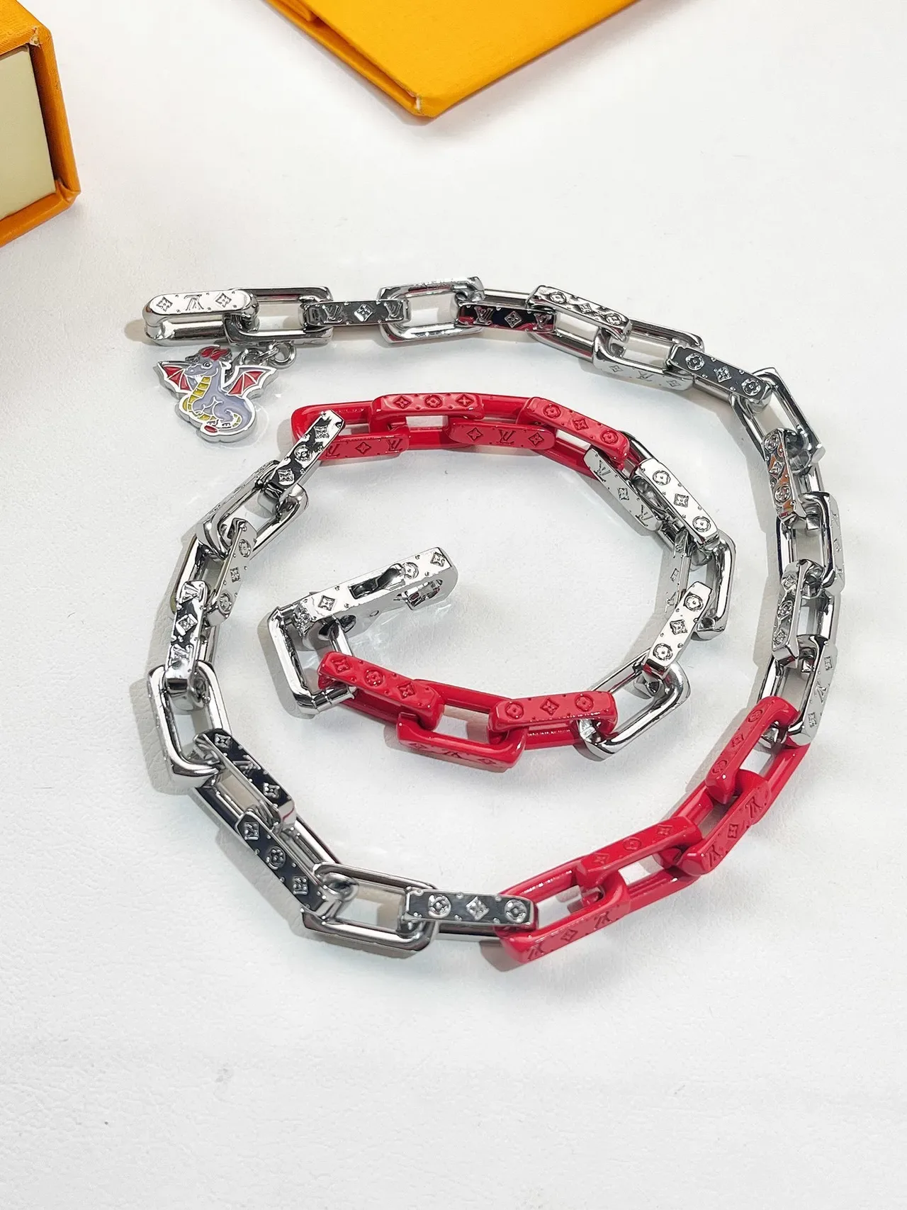 Bracelete de Corrente Louis Vuitton Dragon Charm Vermelho Prata Esmaltado 4