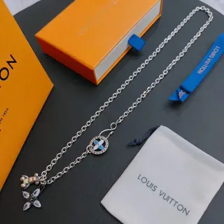 Louis Vuitton Colar com medalhão de esmalte e charm de urso de cristal