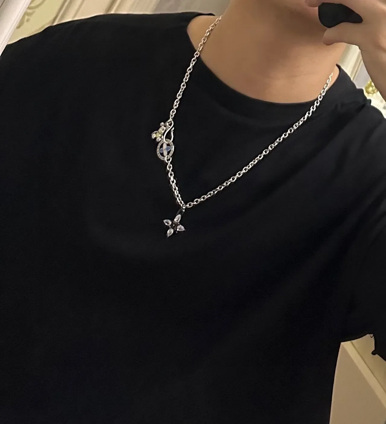 Louis Vuitton Colar com medalhão de esmalte e charm de urso de cristal 2