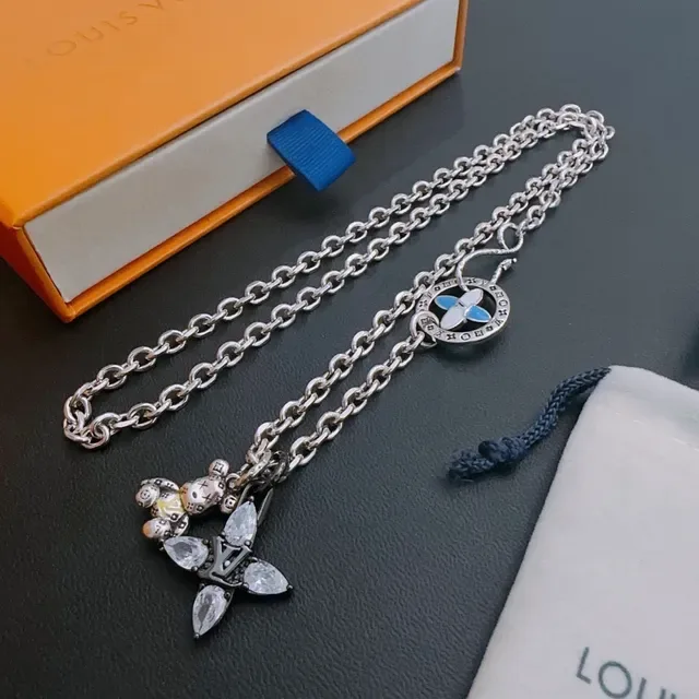 Louis Vuitton Colar com medalhão de esmalte e charm de urso de cristal 3