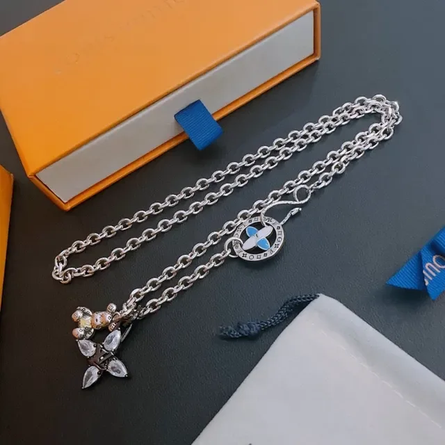 Louis Vuitton Colar com medalhão de esmalte e charm de urso de cristal 6