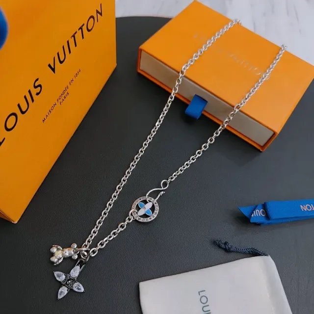 Louis Vuitton Colar com medalhão de esmalte e charm de urso de cristal 7